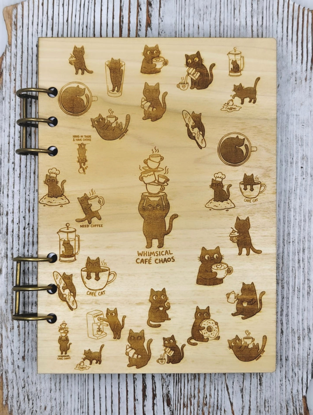 Libreta A5 de madera de álamo grabada con gatos cafeteros, portada completa, hecha a mano en Puerto Rico