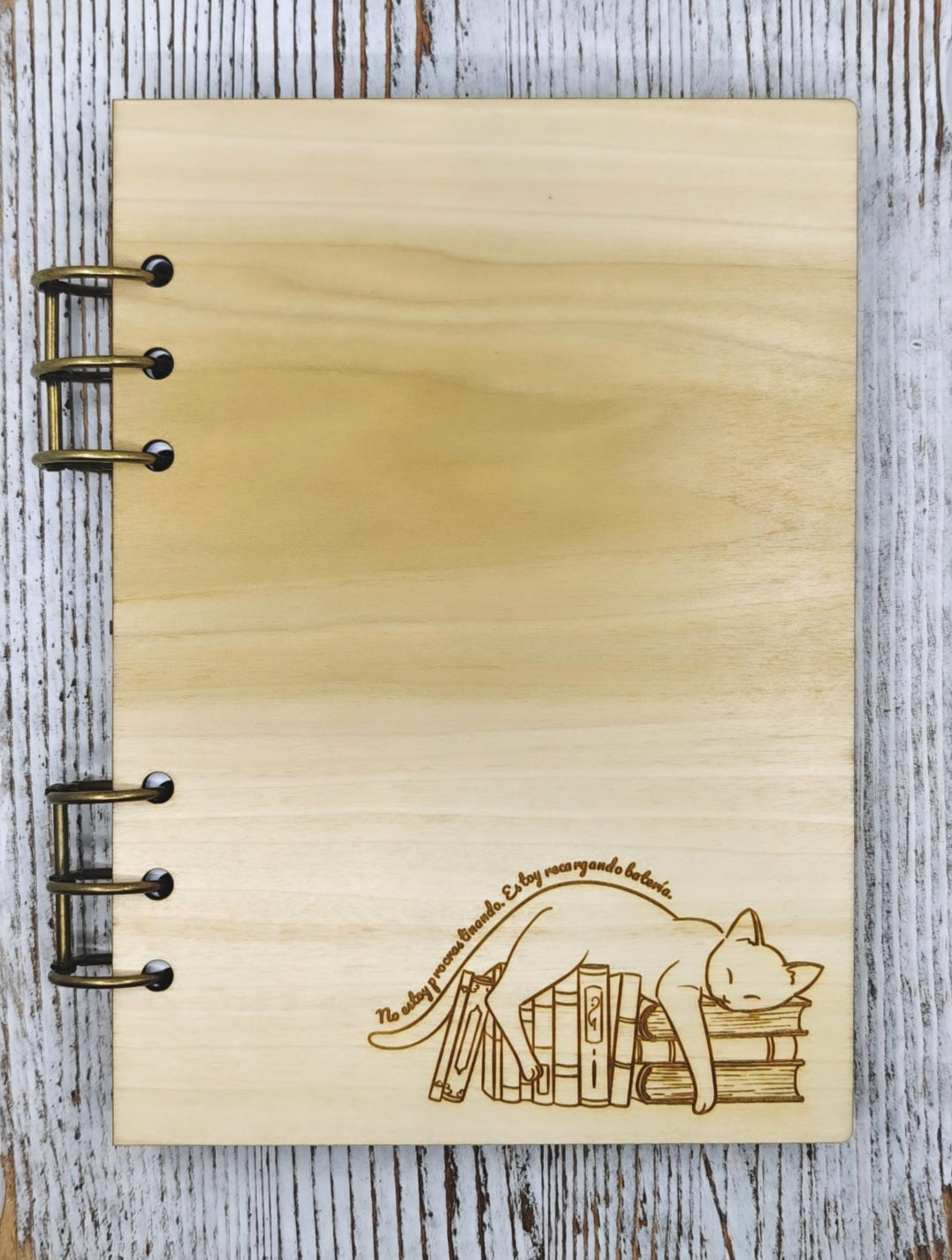 Libreta A5 de madera con diseño de gato lector durmiendo sobre libros, portada completa