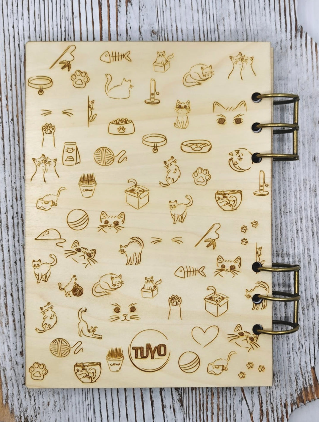 Libreta A5 de madera con patrón de iconos de gatos y logo Tuyo al centro