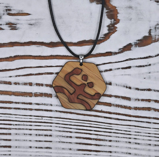 Collar hexagonal de madera con símbolo Taíno Coquí, hecho de roble y cedro, sobre cordón negro