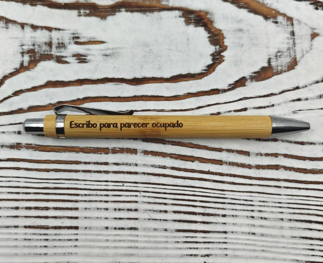 Bolígrafo de bambú con grabado láser de la frase "Escribo para parecer ocupado" y tinta negra