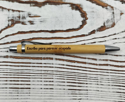 Bolígrafo de bambú con grabado láser de la frase "Escribo para parecer ocupado" y tinta negra