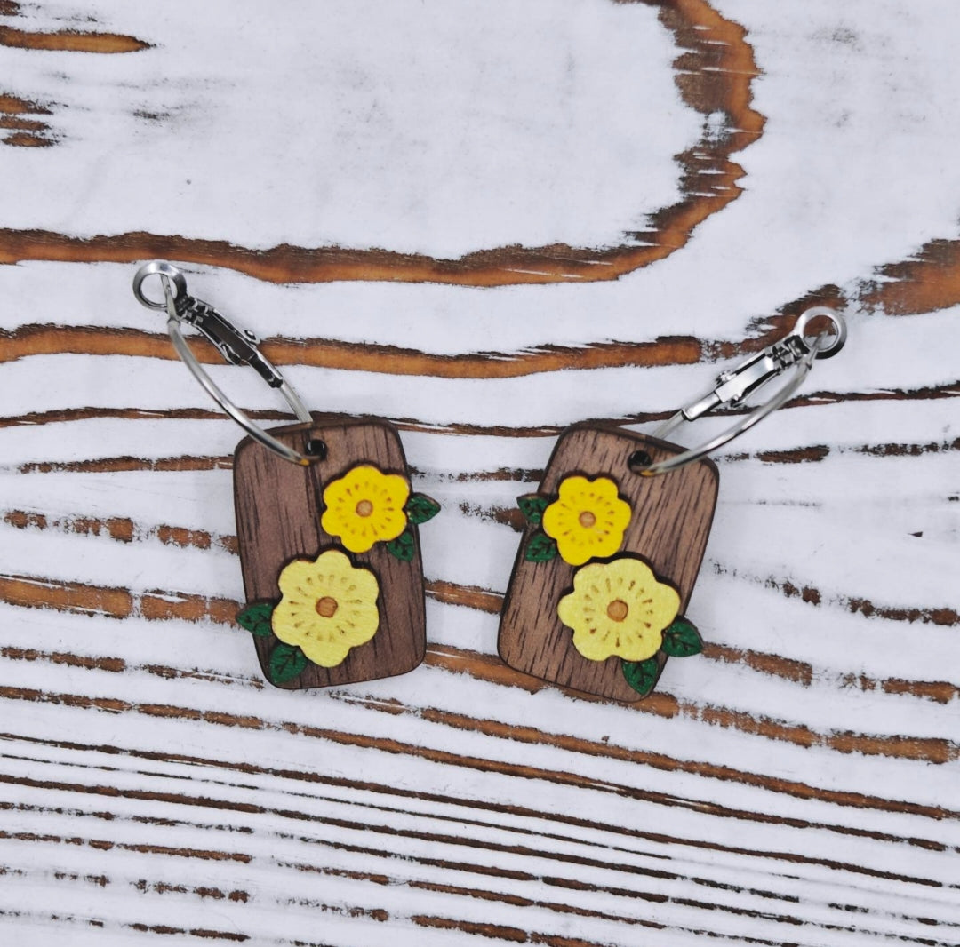 Pantallas de madera de nogal con flores amarillas y verdes pintadas a mano