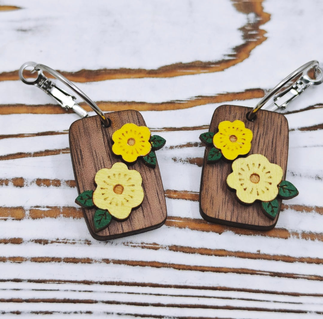Pantallas de madera con flores en relieve y ganchos de acero inoxidable
