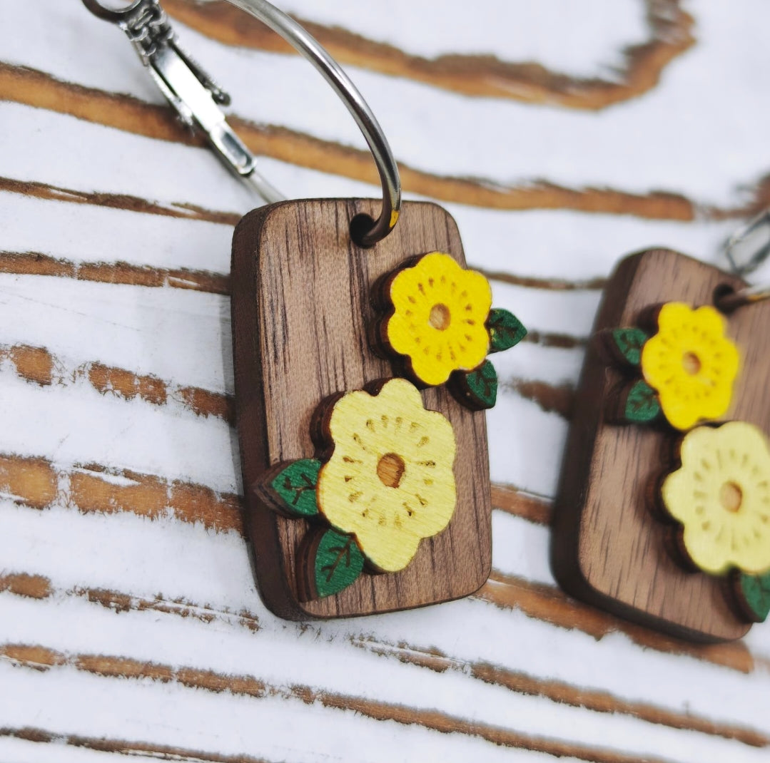 Aretes de madera de nogal con diseño floral pintado a mano