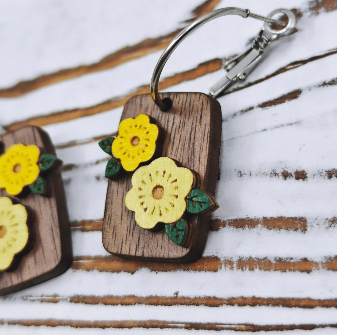Detalle de pantallas florales de madera de nogal pintadas a mano