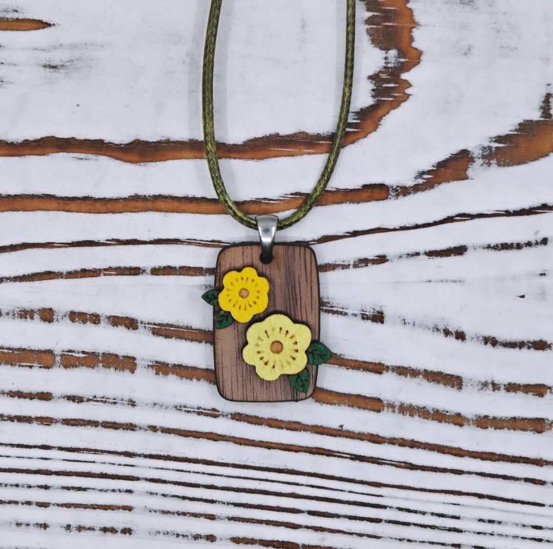 Collar de madera con flores amarillas y hojas verdes pintadas a mano