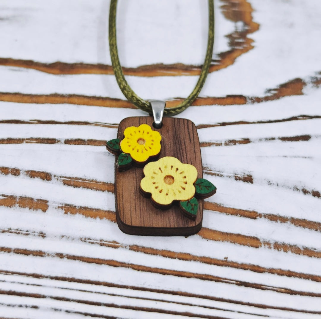 Collar floral de madera pintado a mano con cordón verde