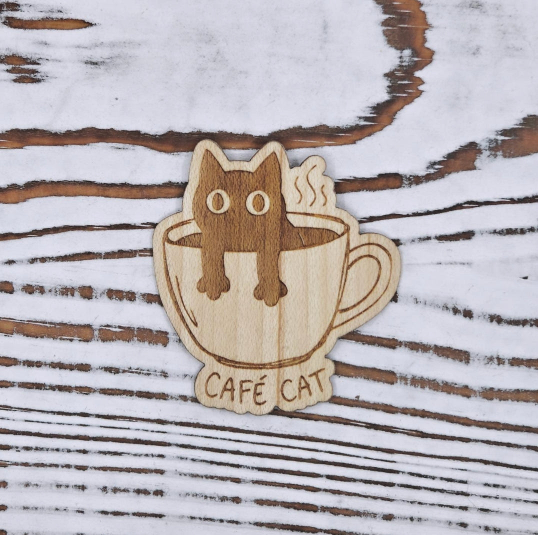 Sticker de madera Café Cat con gato dentro de una taza de café, grabado a láser