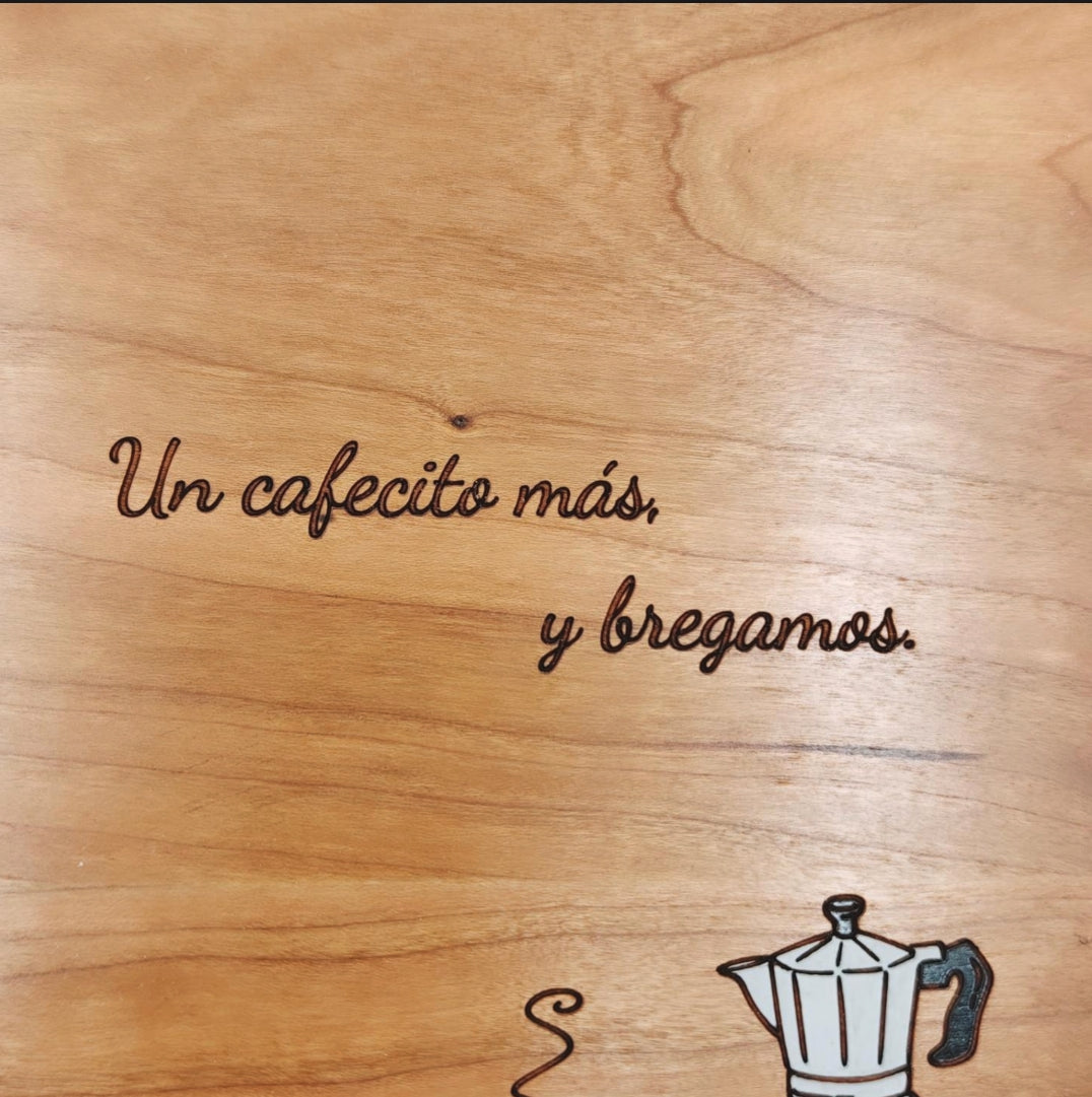 Libreta artesanal de madera Cherry con ilustración de cafetera italiana, café y libros