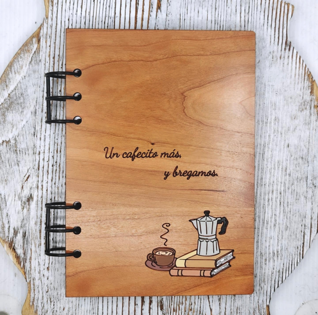 Libreta de madera Cherry A5 con frase Un cafecito más y bregamos