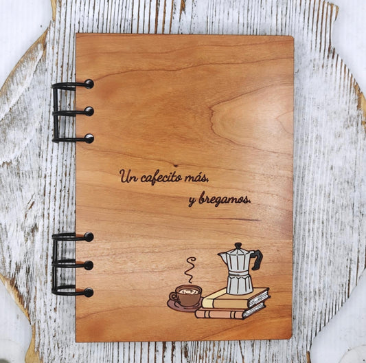 Libreta de madera Cherry A5 con frase Un cafecito más y bregamos