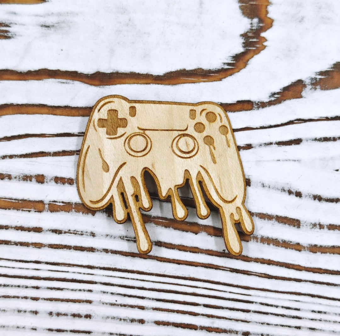 Sticker de madera de arce con diseño de control gamer en acabado natural que resalta los granos de la madera.