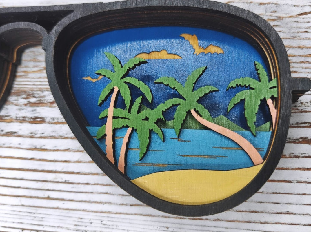 Detalle del lente derecho del cuadro decorativo de madera, palmeras y aves al atardecer, 7 capas pintadas a mano