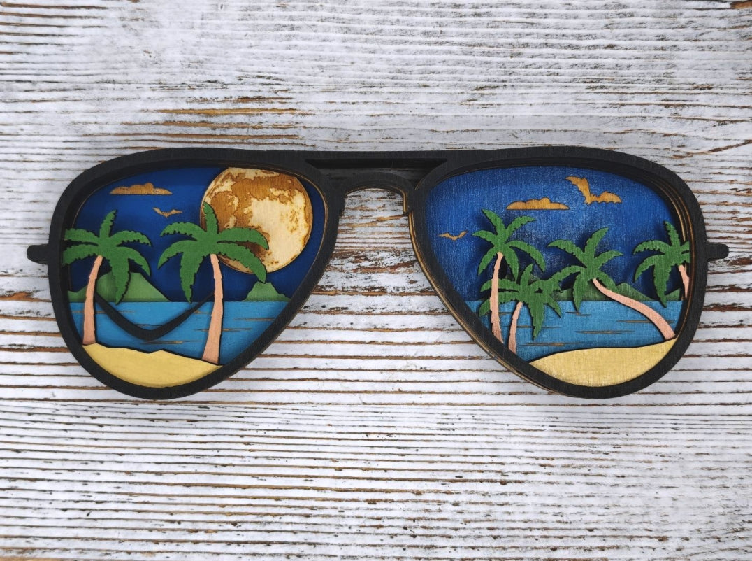 Cuadro de escritorio de madera en forma de gafas de sol con escena tropical de palmeras, luna dorada y hamaca, pintado a mano - Taller TuYo Puerto Rico