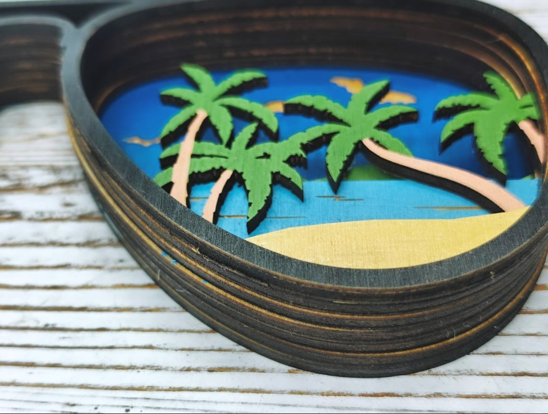 Vista lateral mostrando las 7 capas de madera talladas y pintadas del cuadro decorativo tropical de escritorio