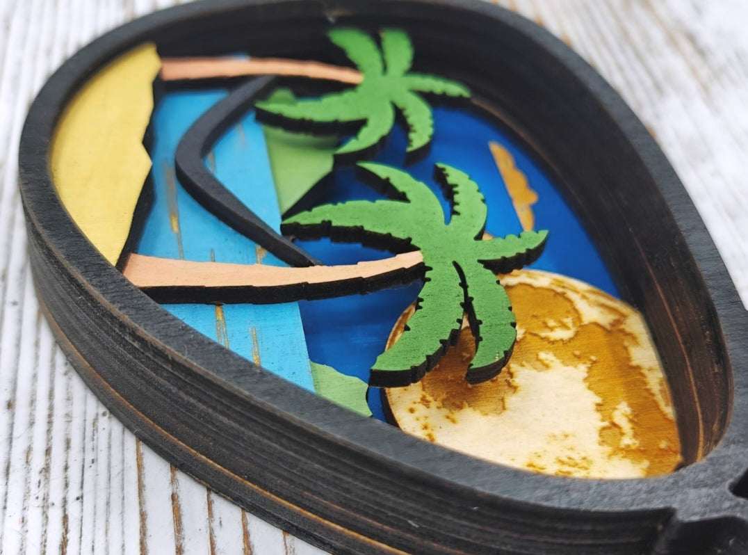 Vista de perfil del cuadro de gafas de madera mostrando la profundidad y textura de las capas pintadas a mano